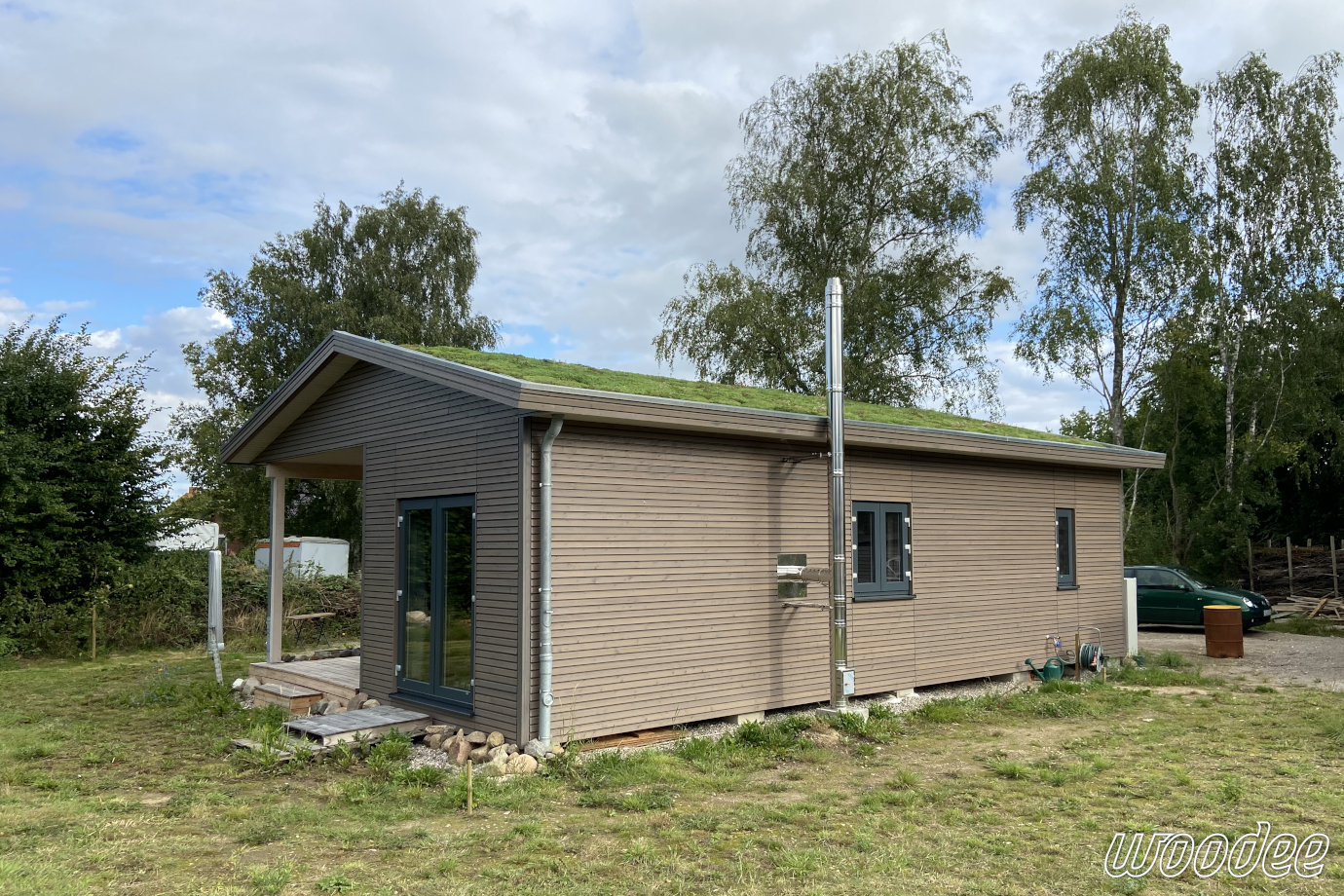 Woodee 150 Modulhaus mit Gründach, Lärchenfassade und Terrasse