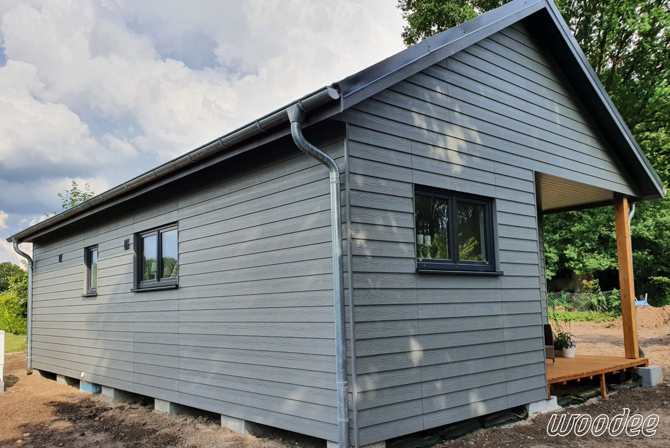 Woodee 150 Modulhaus mit Satteldach, Cedralfassade und Terrasse